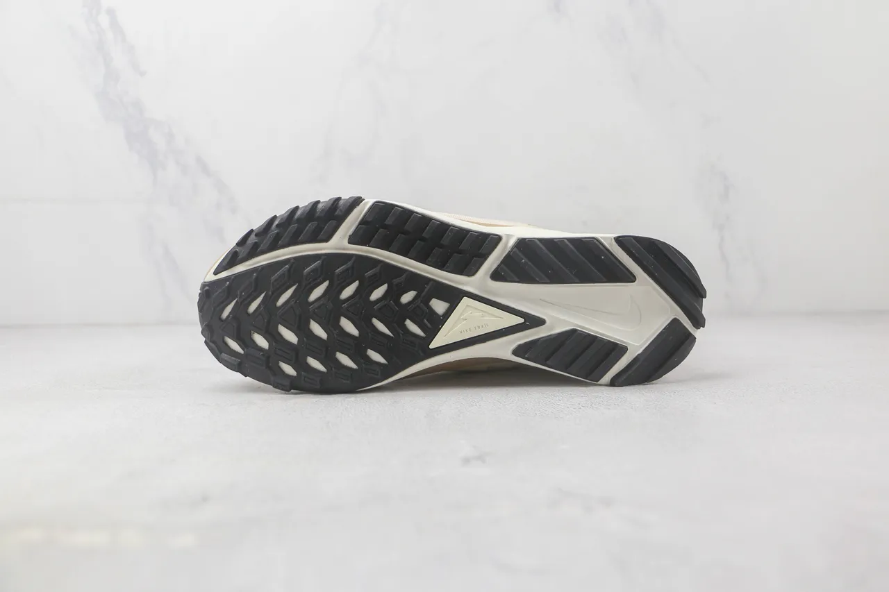 Nike Chaussures de course à tige beige perforée tricotée, superpositions synthétiques superposées en couches 8