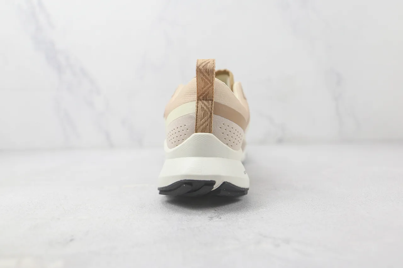 Nike Chaussures de course à tige beige perforée tricotée, superpositions synthétiques superposées en couches 9