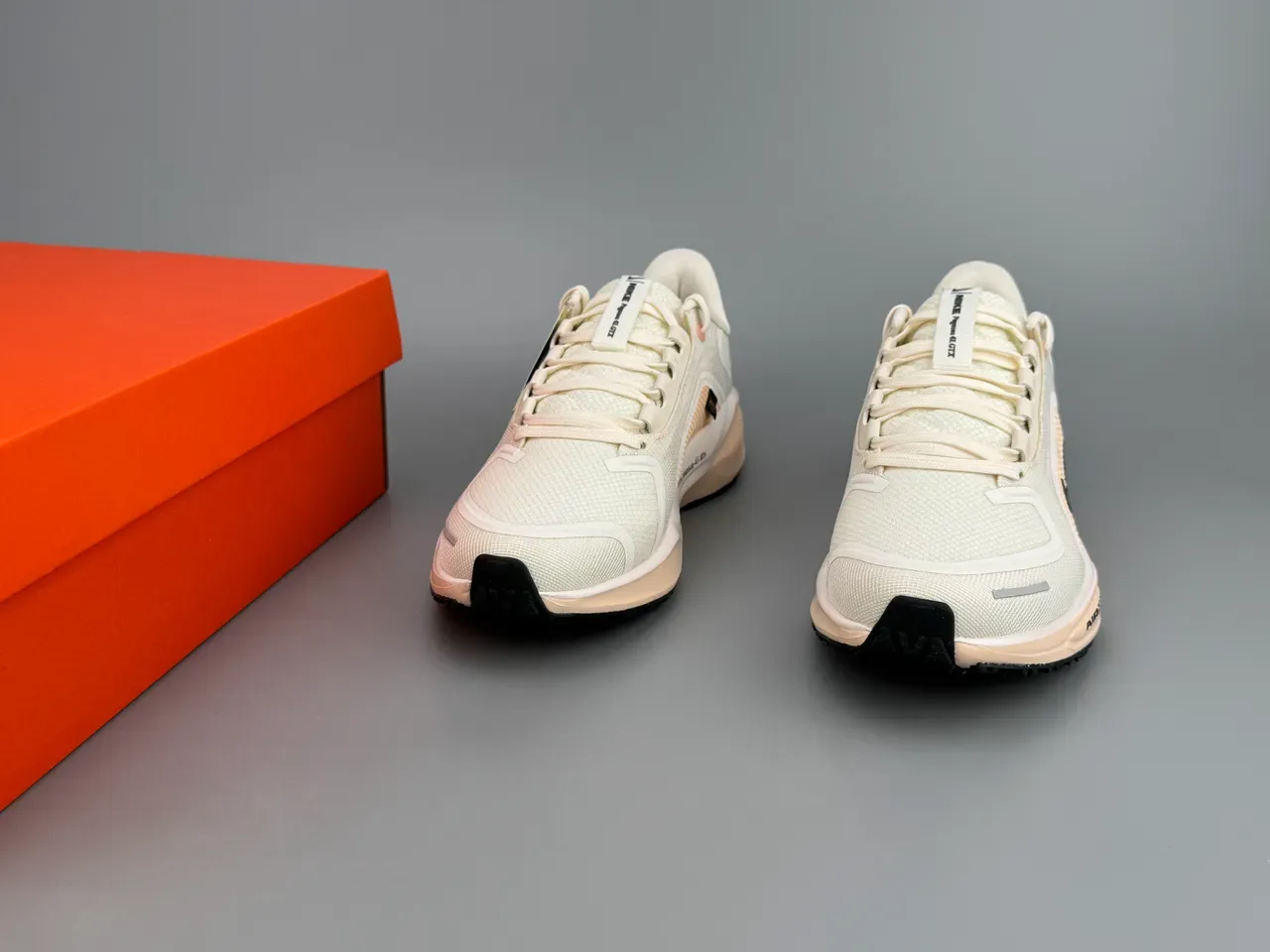 Nike Beige Pink Engineered Mesh Upper GORE-TEX Invisible Fit Running Shoes 3