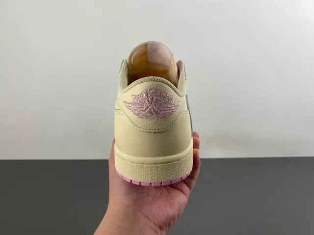 Nike Tênis Lifestyle Bege e Rosa de Couro Superior Baixo 4