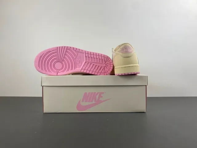Nike Tênis Lifestyle Bege e Rosa de Couro Superior Baixo 16