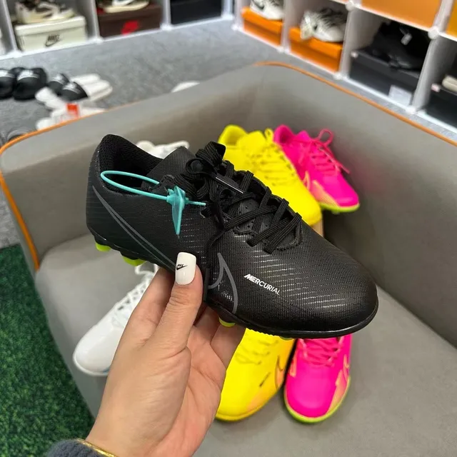 Nike sapatos de futebol turf preto e azul low-cut com upper sintético e studs curtos moldados 8
