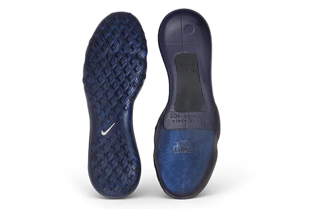 Nike Chaussures de football Noir Bleu avec tige tricotée à emboîtement chaussette et accent Swoosh électrique pour gazon artificiel 2