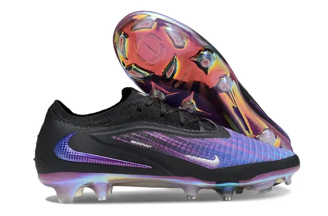 Nike Chaussures de football noires multicolor avec upper en knit, semelle iridescente holographique et pointes fermes 1