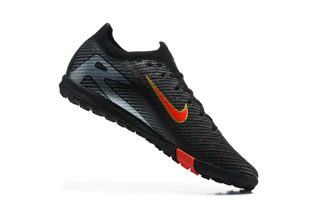 Nike Chaussures de football turf avec empeigne tricotée noir et rouge coupe basse 3