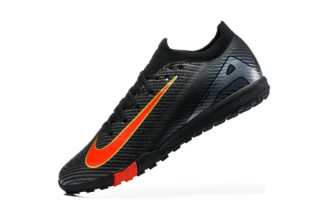 Nike Chaussures de football turf avec empeigne tricotée noir et rouge coupe basse 4