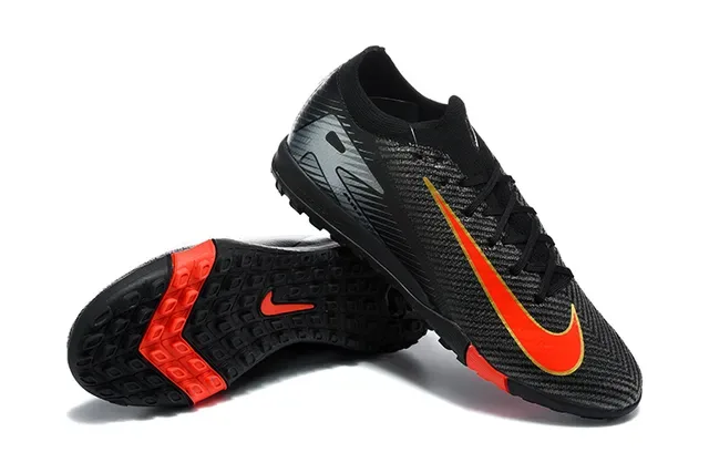 Nike Chaussures de football turf avec empeigne tricotée noir et rouge coupe basse 7