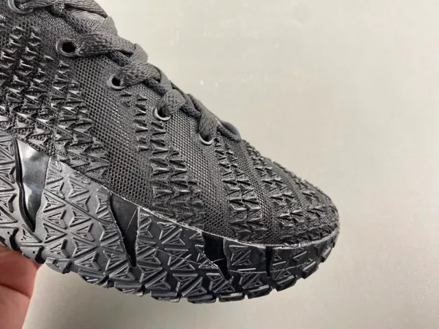 Nike Chaussures de basket noir argent maille supérieure semelle géométrique 2
