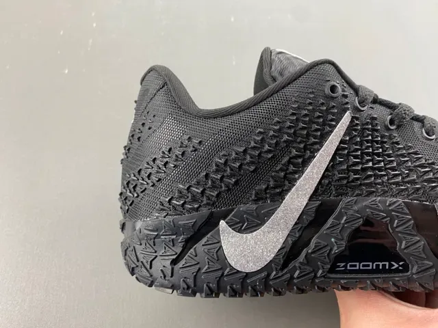 Nike Chaussures de basket noir argent maille supérieure semelle géométrique 3