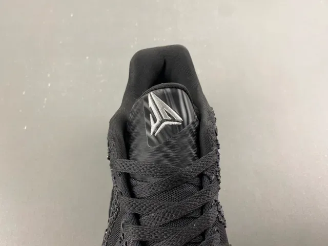Nike Chaussures de basket noir argent maille supérieure semelle géométrique 6