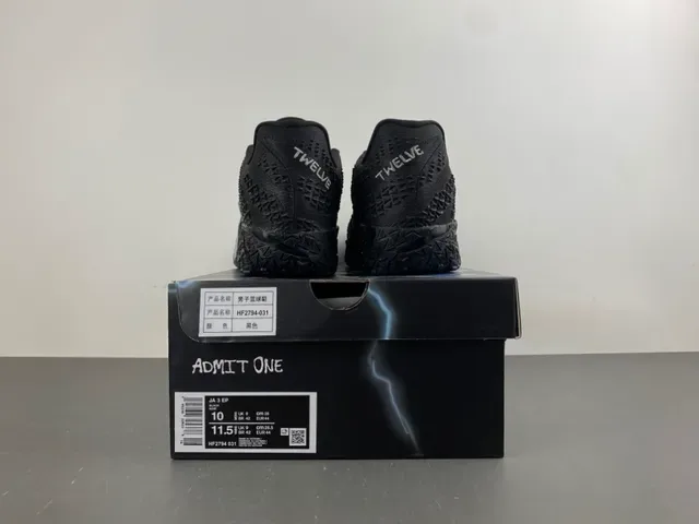 Nike Chaussures de basket noir argent maille supérieure semelle géométrique 16