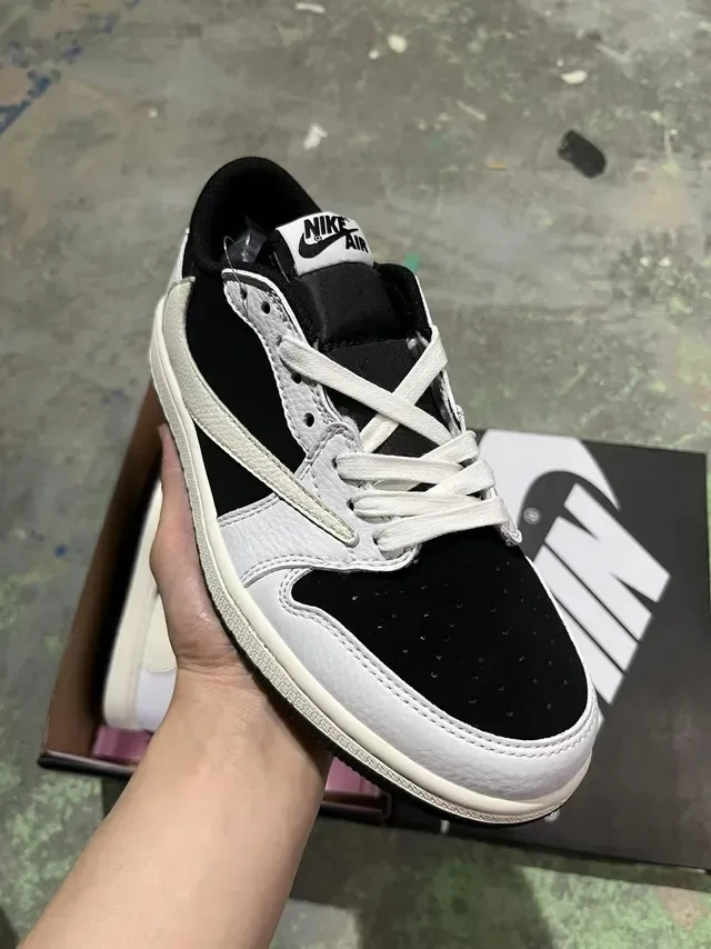 Nike Black White Low-Top Leather-Paneled Sneakers 2