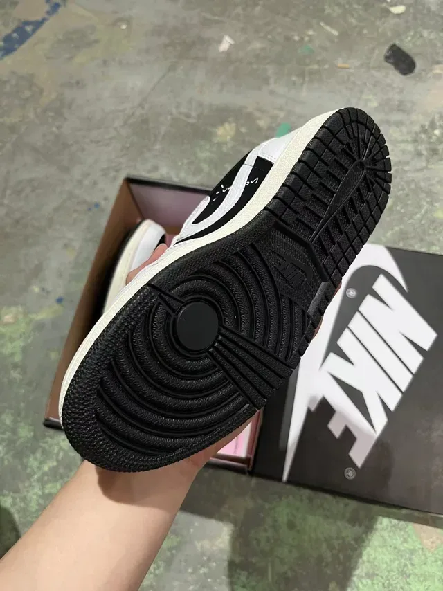 Nike Black White Low-Top Leather-Paneled Sneakers 4