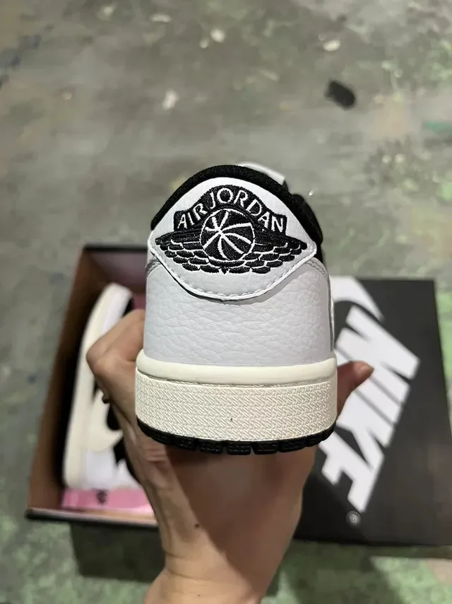 Nike Black White Low-Top Leather-Paneled Sneakers 5