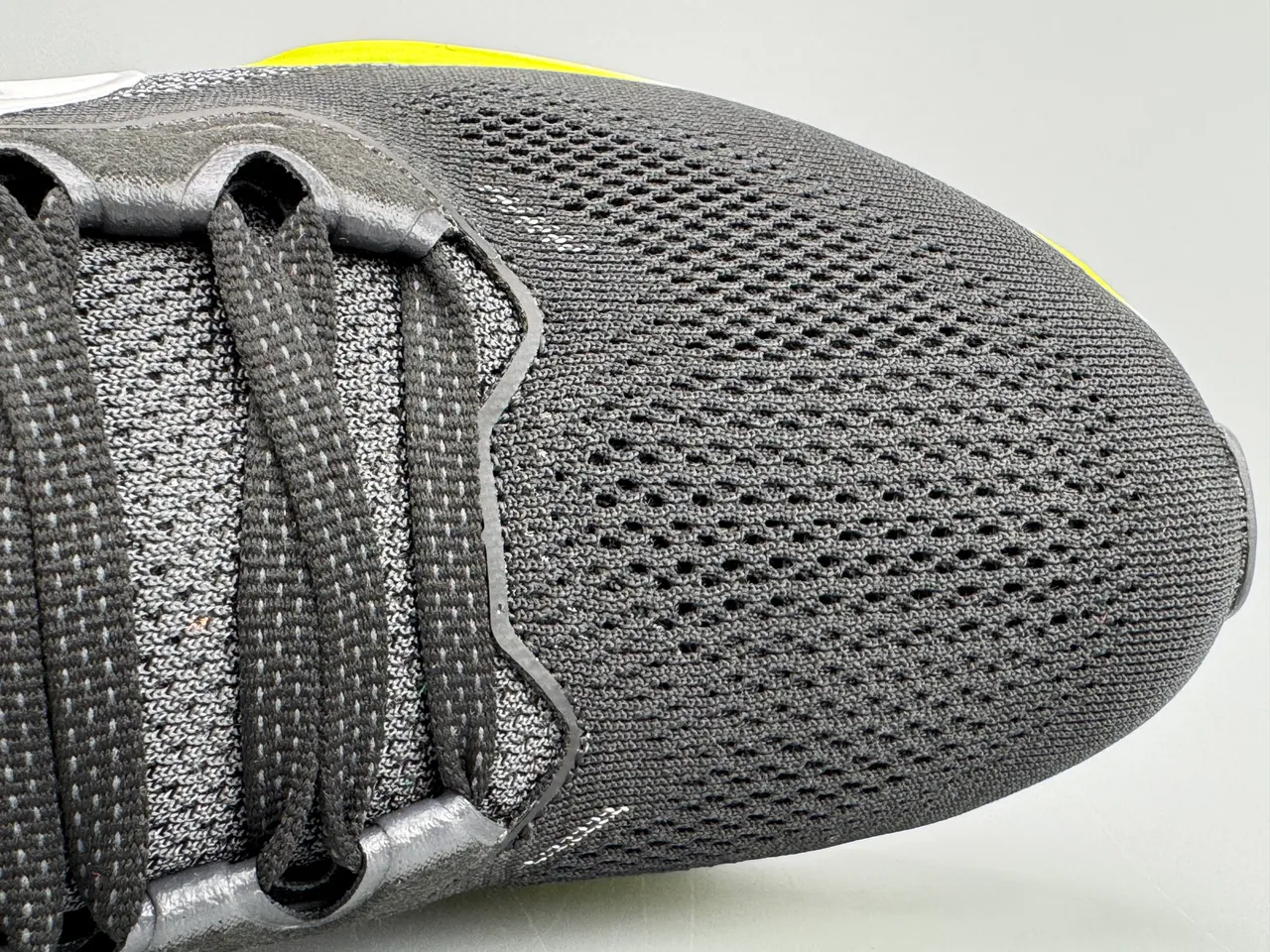 Nike Black Yellow Engineered Mesh Upper Air Zoom Cushioning Running Shoes 6