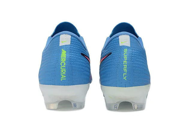Tênis de futebol Nike azul multicolor low-cut com upper Flyweave sola iridiscente translúcida para solo firme 4