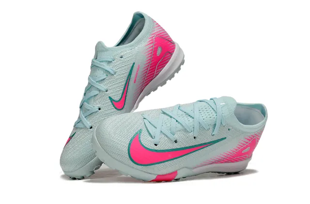 Nike Zapatillas de fútbol turf con upper de punto azul rosa y superposición gráfica dinámica 2