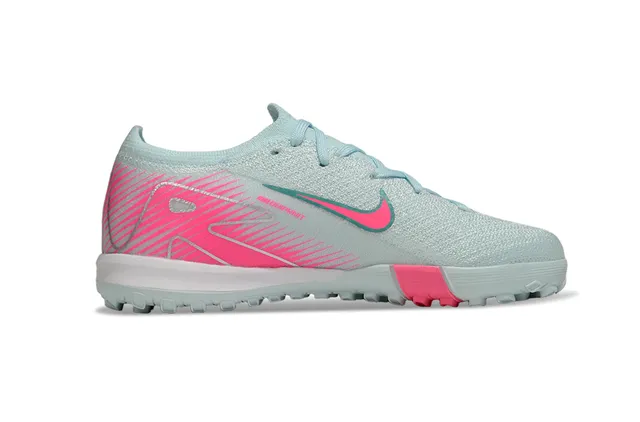 Nike Zapatillas de fútbol turf con upper de punto azul rosa y superposición gráfica dinámica 3
