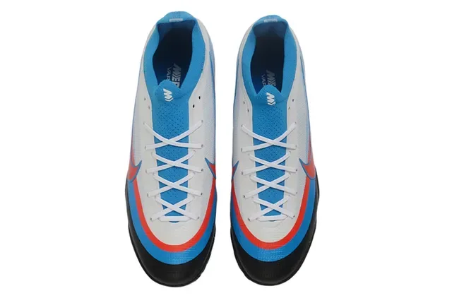 Nike Zapatillas de Fútbol Turf Azul y Rojo Bajo Corte Superior de Tejido Paneles de Recubrimiento Sintético 2
