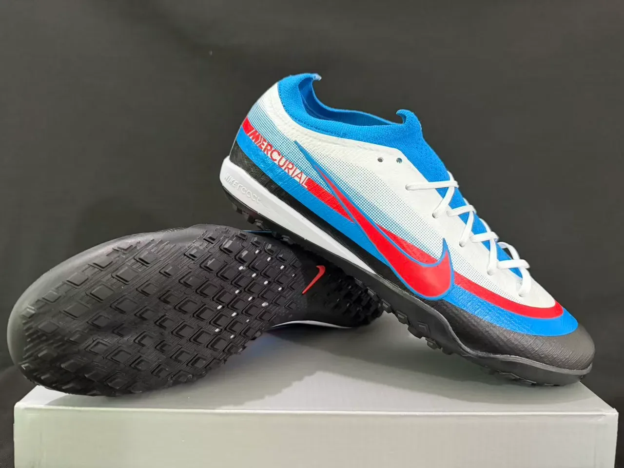Nike Zapatillas de Fútbol Turf Azul y Rojo Bajo Corte Superior de Tejido Paneles de Recubrimiento Sintético 9