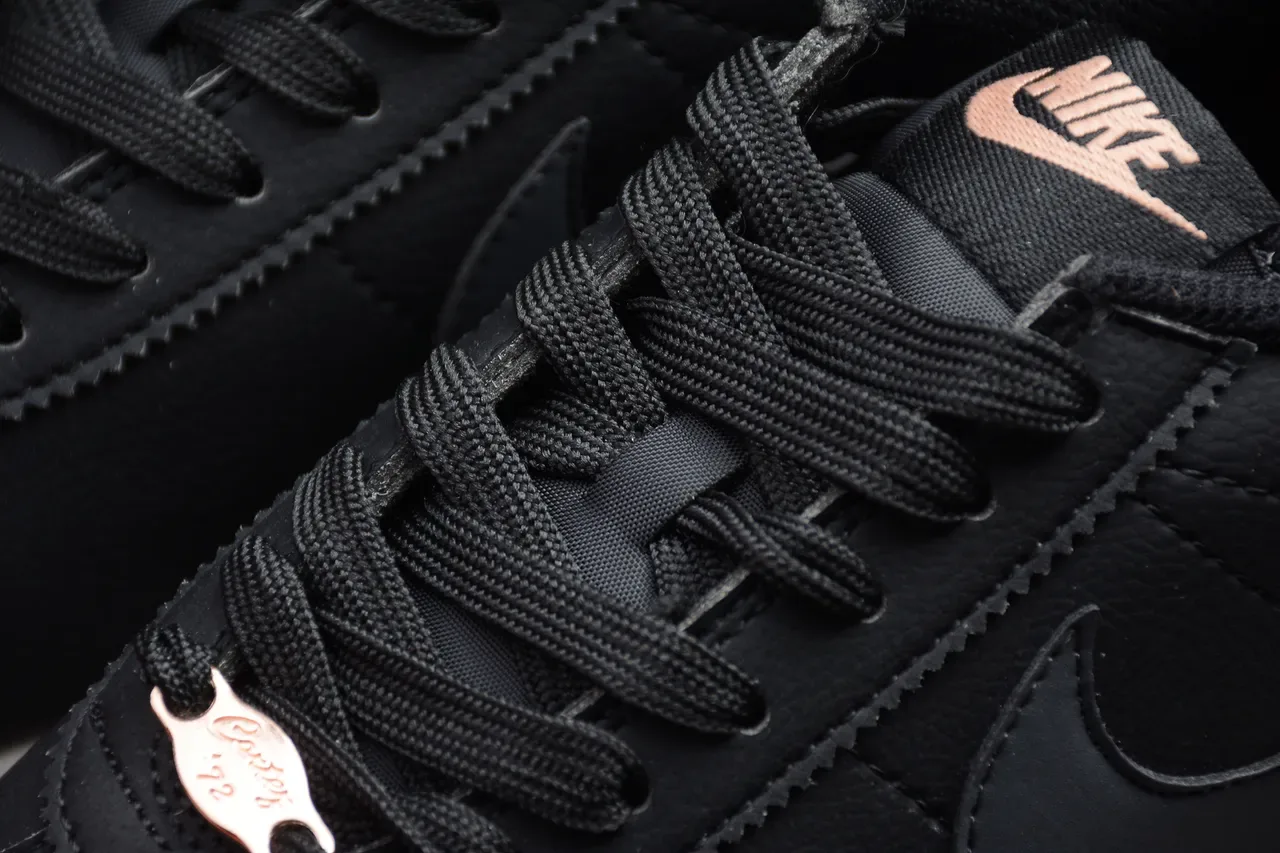 Nike Cortez Sneakers Lifestyle Noires et Or Rose 9