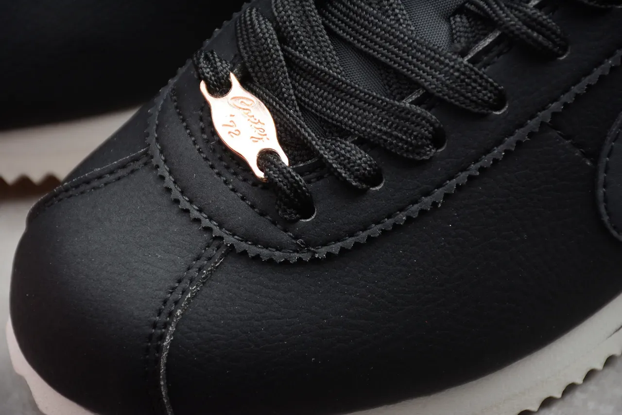Nike Cortez Sneakers Lifestyle Noires et Or Rose 10