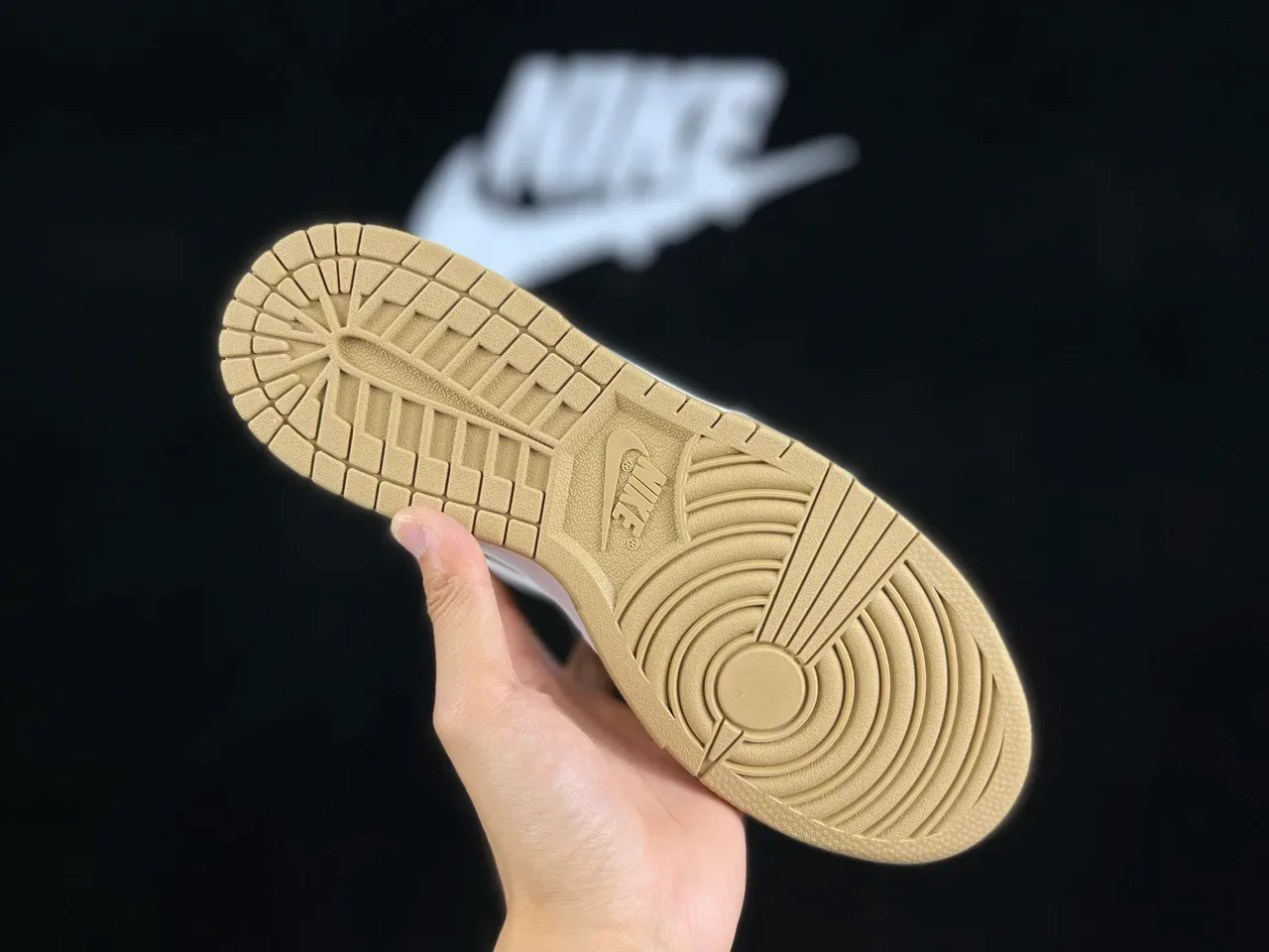 Nike Dunk Low sneakers lifestyle beige et blanc 2