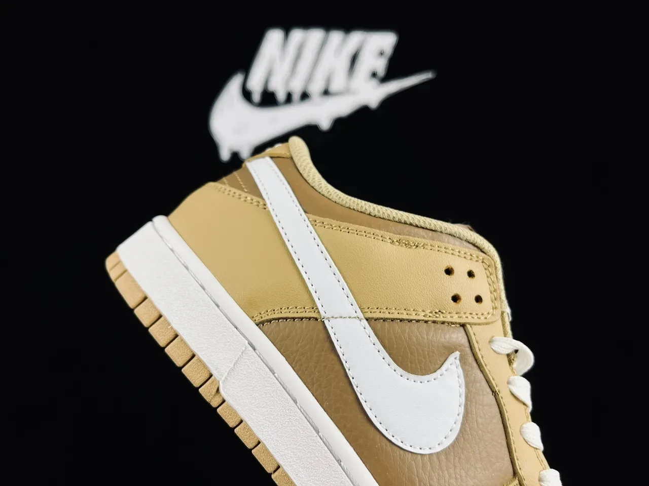 Nike Dunk Low sneakers lifestyle beige et blanc 3