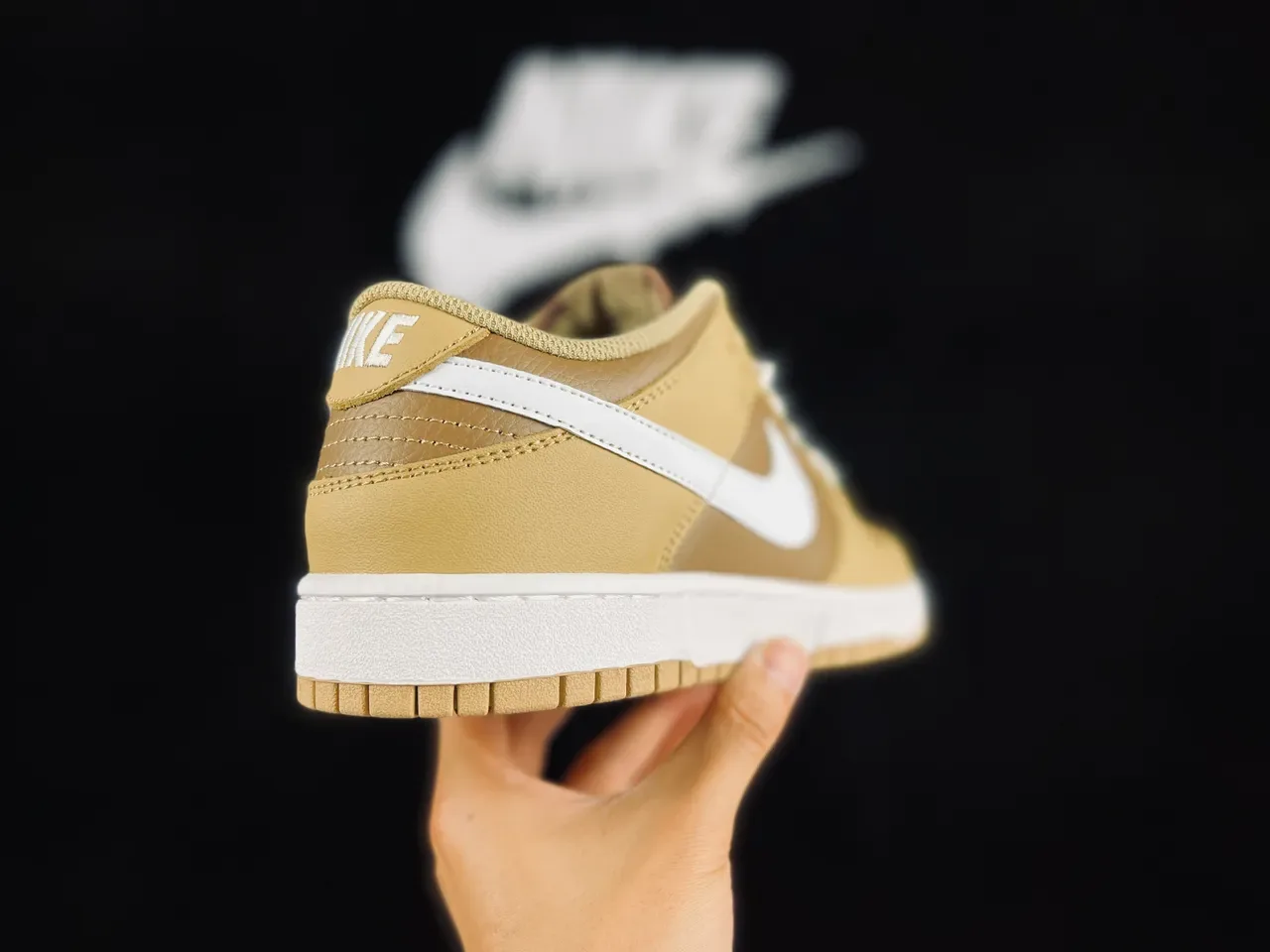 Nike Dunk Low sneakers lifestyle beige et blanc 4