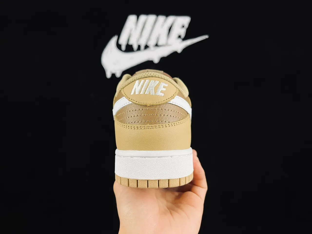 Nike Dunk Low sneakers lifestyle beige et blanc 5