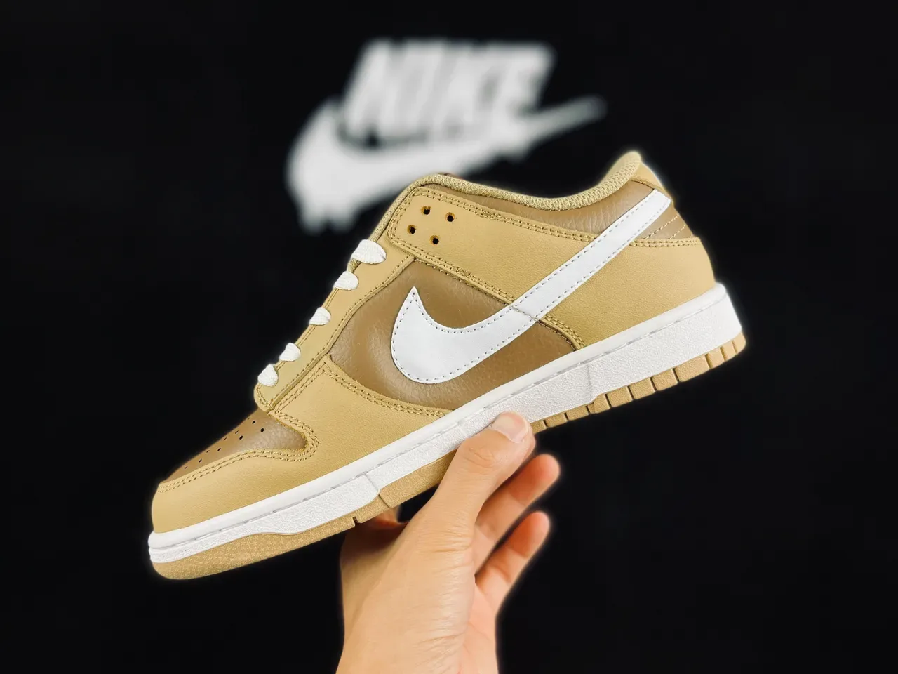 Nike Dunk Low sneakers lifestyle beige et blanc 6