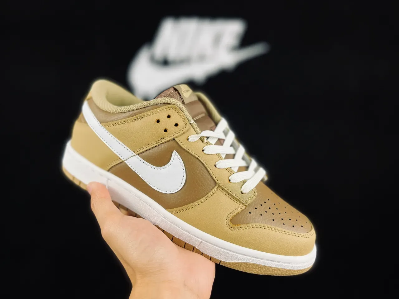 Nike Dunk Low sneakers lifestyle beige et blanc 8