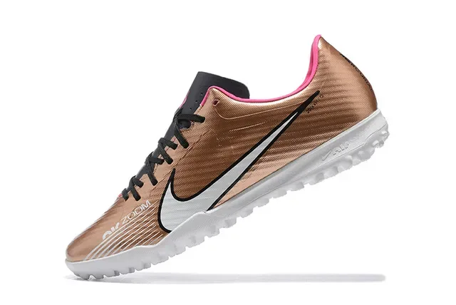 Nike Sapatos de Futebol Turf com Upper Sintético Dorado Rosa Metálico e Forro com Acentos 4