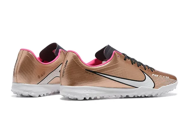 Nike Sapatos de Futebol Turf com Upper Sintético Dorado Rosa Metálico e Forro com Acentos 5