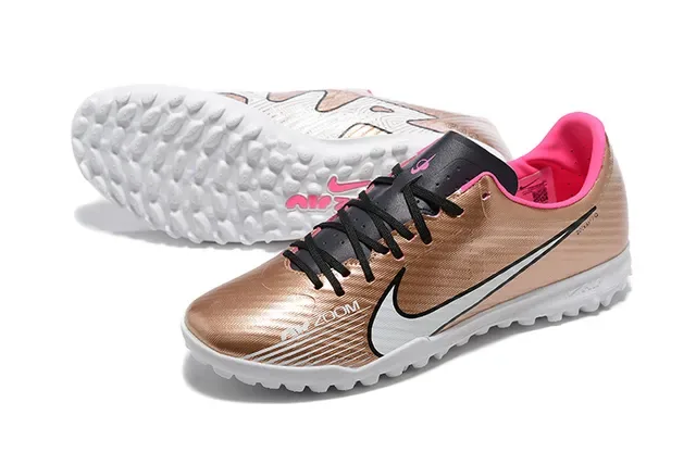 Nike Sapatos de Futebol Turf com Upper Sintético Dorado Rosa Metálico e Forro com Acentos 7