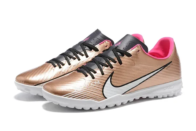 Nike Sapatos de Futebol Turf com Upper Sintético Dorado Rosa Metálico e Forro com Acentos 8