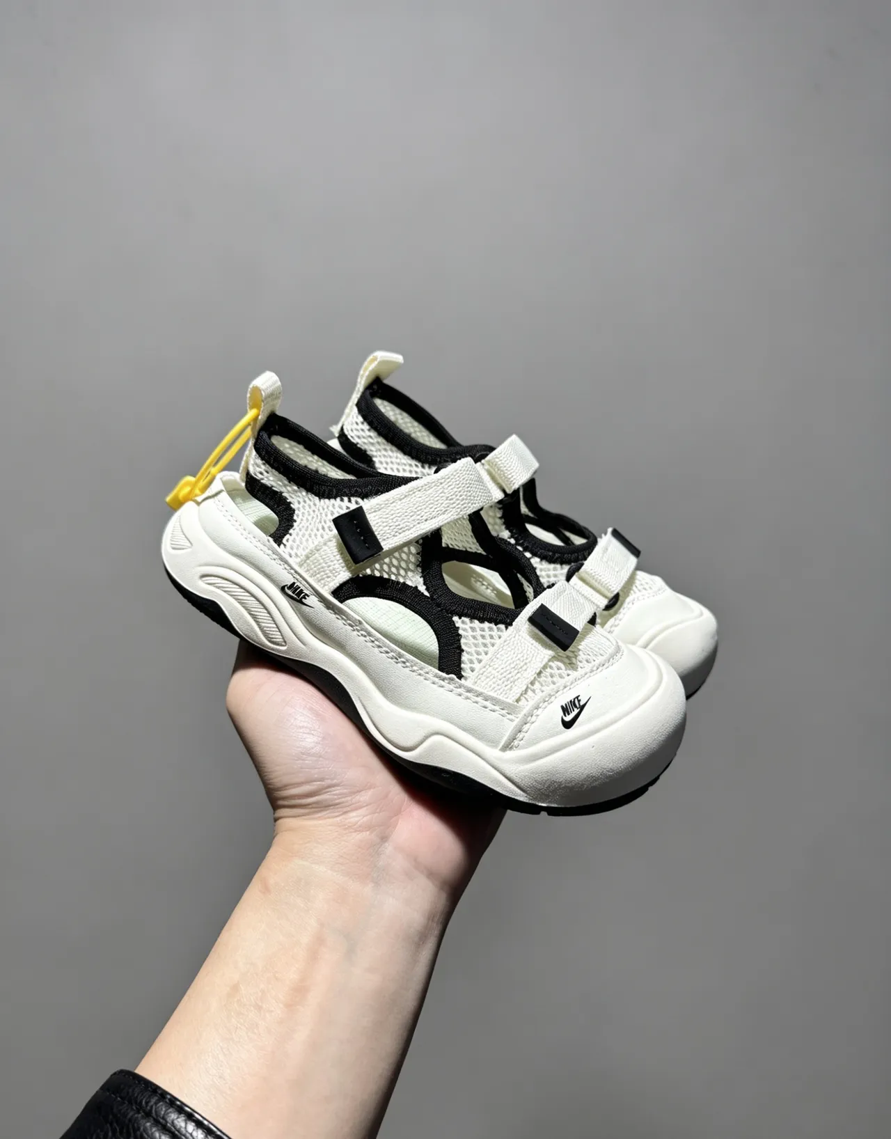 Nike ग्रे ब्लैक ओपन टू मल्टी स्ट्रैप कैजुअल सैंडल्स 3