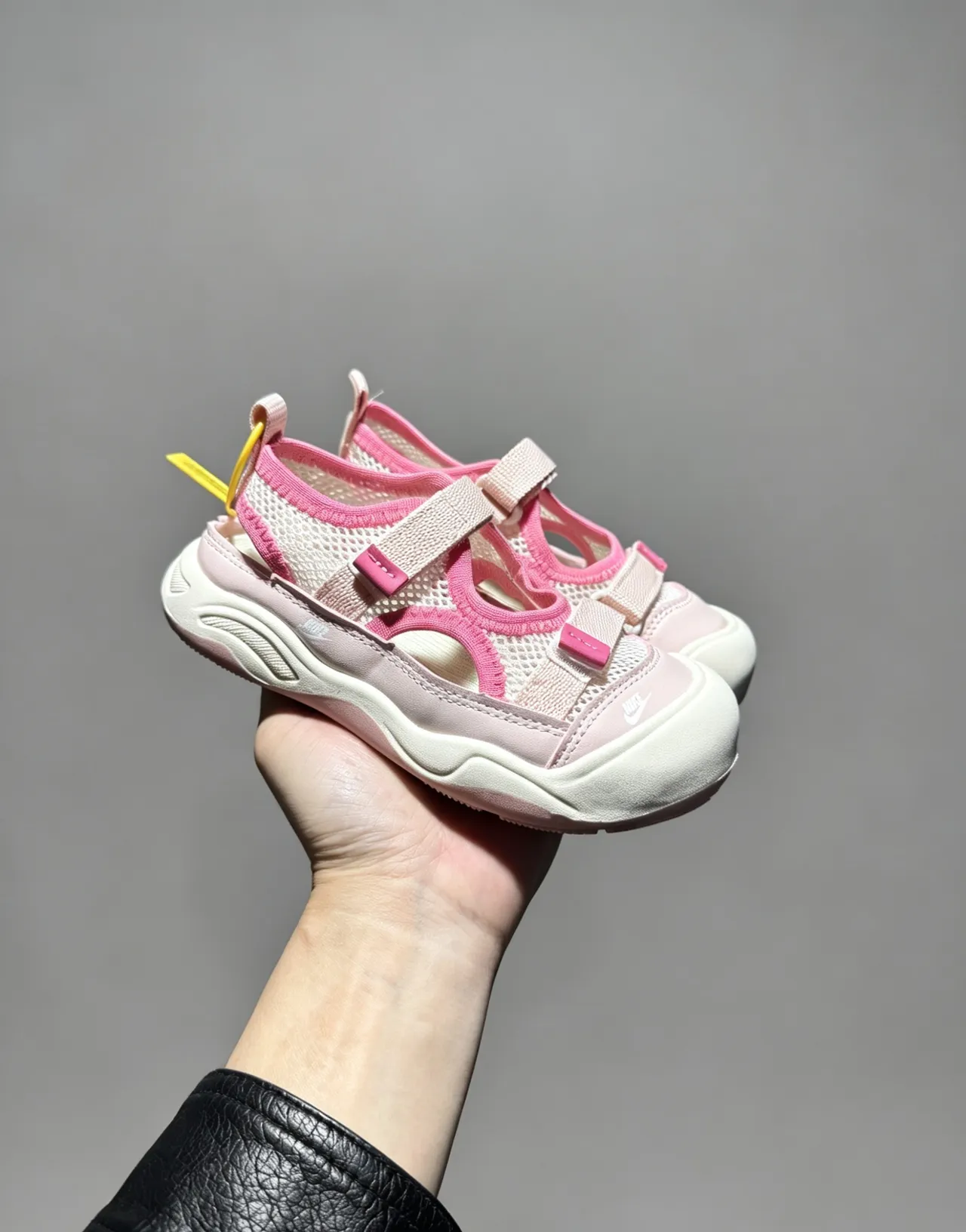 Nike ग्रे ब्लैक ओपन टू मल्टी स्ट्रैप कैजुअल सैंडल्स 12