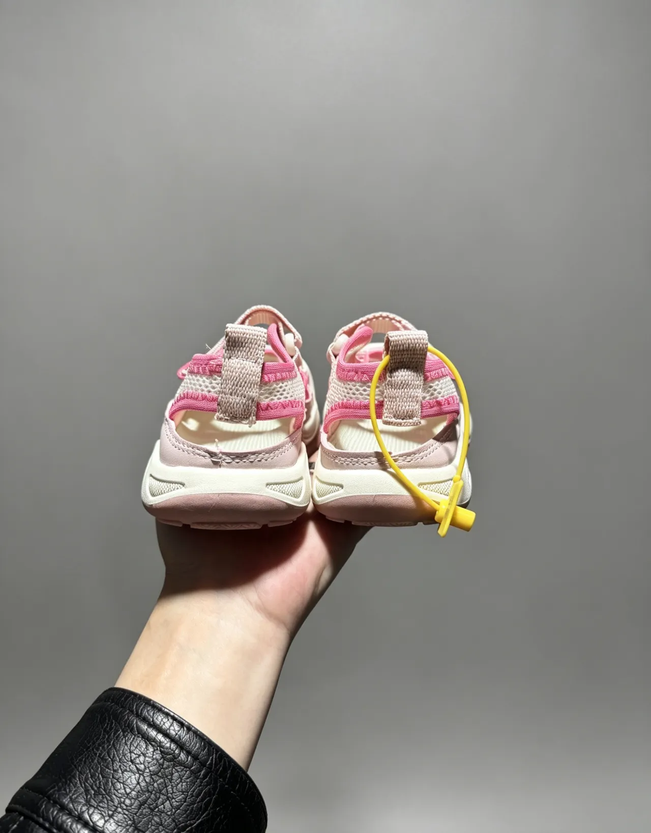 Nike ग्रे ब्लैक ओपन टू मल्टी स्ट्रैप कैजुअल सैंडल्स 17