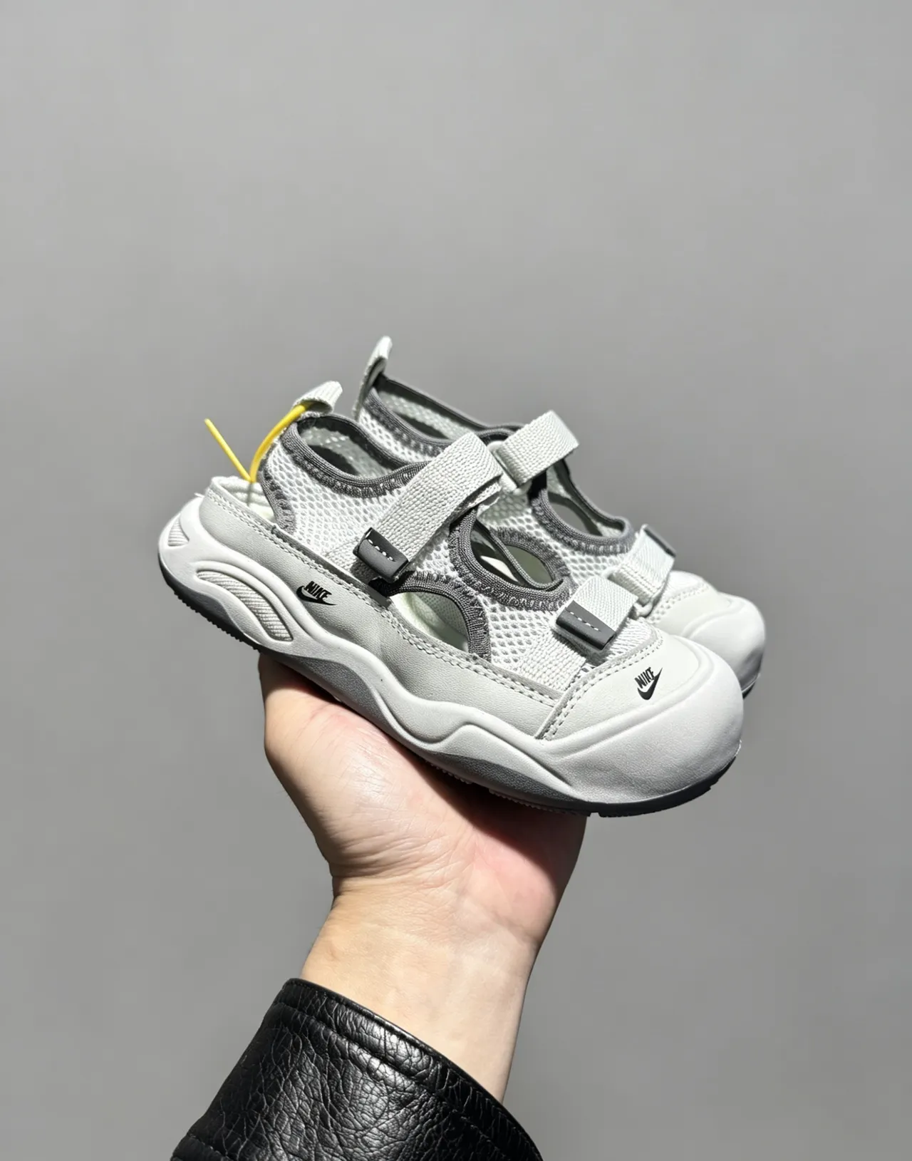 Nike ग्रे ब्लैक ओपन टू मल्टी स्ट्रैप कैजुअल सैंडल्स 21