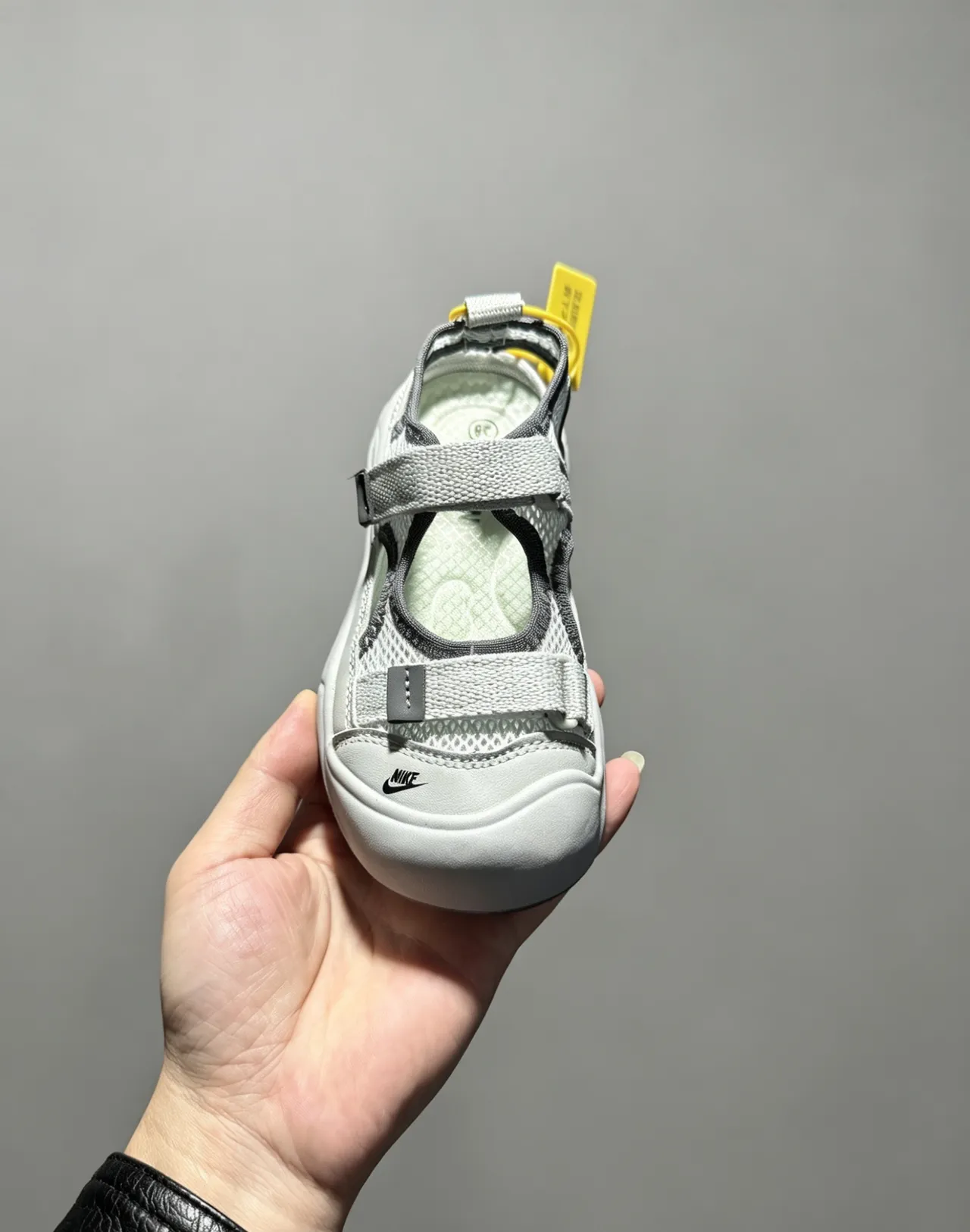 Nike ग्रे ब्लैक ओपन टू मल्टी स्ट्रैप कैजुअल सैंडल्स 22