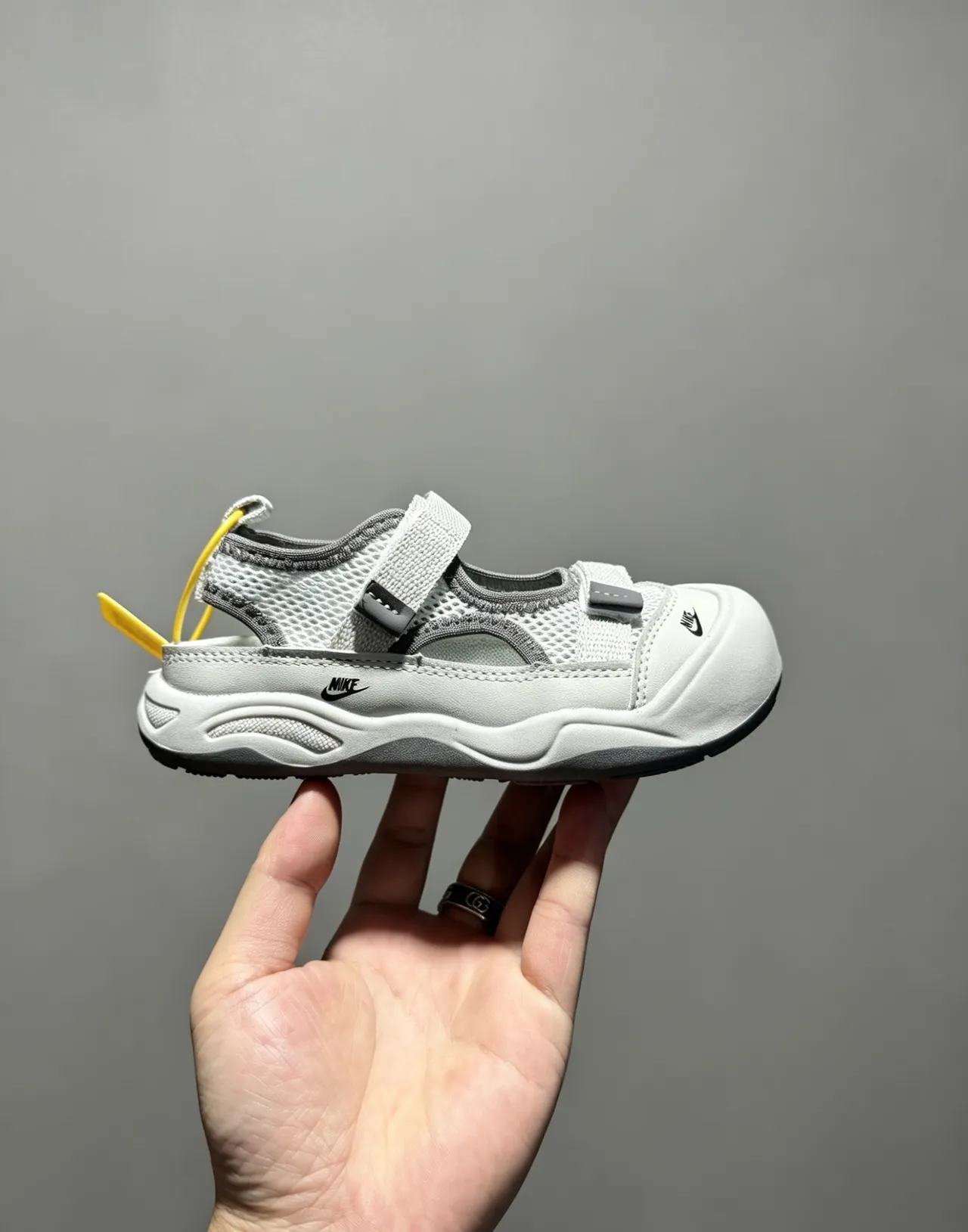 Nike ग्रे ब्लैक ओपन टू मल्टी स्ट्रैप कैजुअल सैंडल्स 23