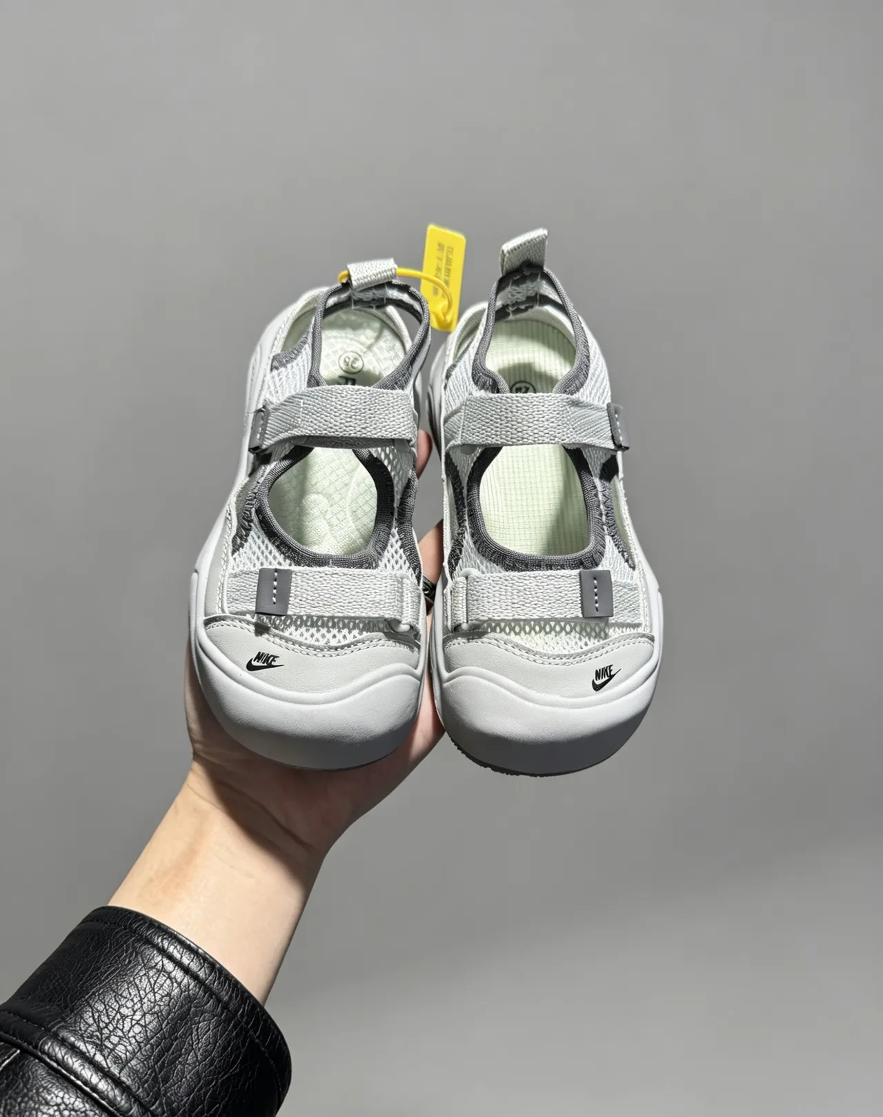 Nike ग्रे ब्लैक ओपन टू मल्टी स्ट्रैप कैजुअल सैंडल्स 24