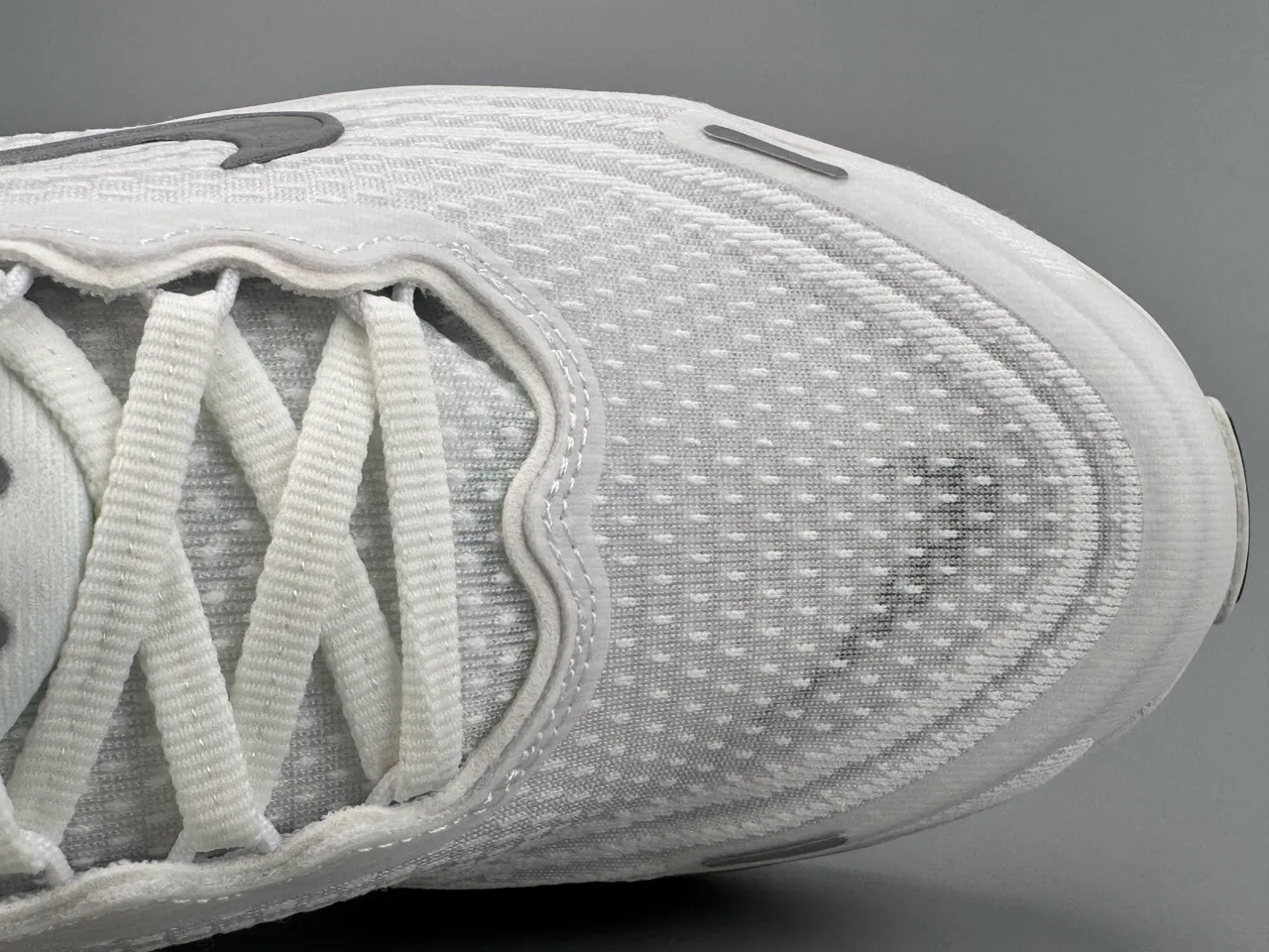 Nike Invincible Run أبيض رمادي شبكة هندسية علوية طول كامل ZoomX التخميد أحذية الجري 2