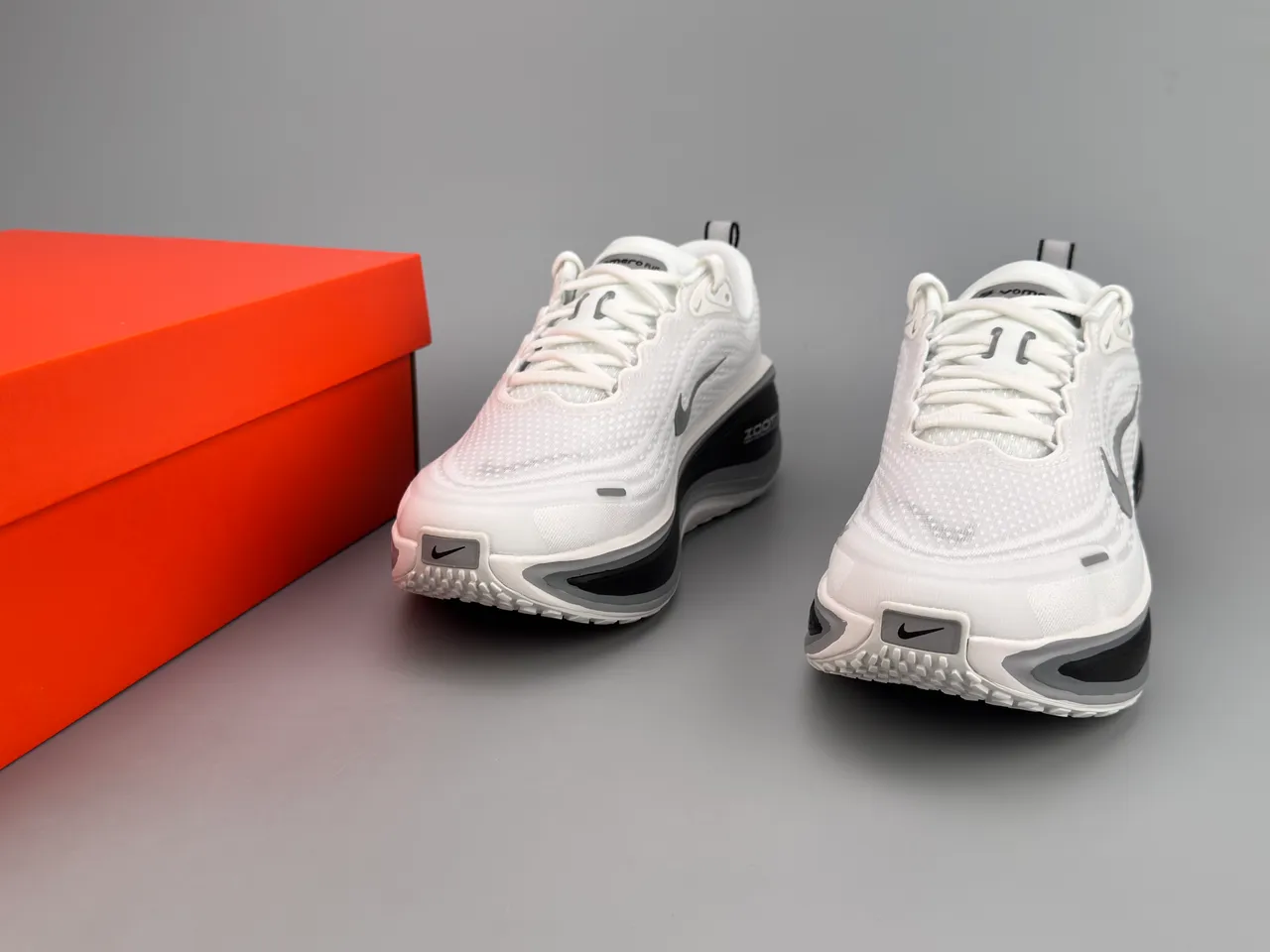 Nike Invincible Run أبيض رمادي شبكة هندسية علوية طول كامل ZoomX التخميد أحذية الجري 3