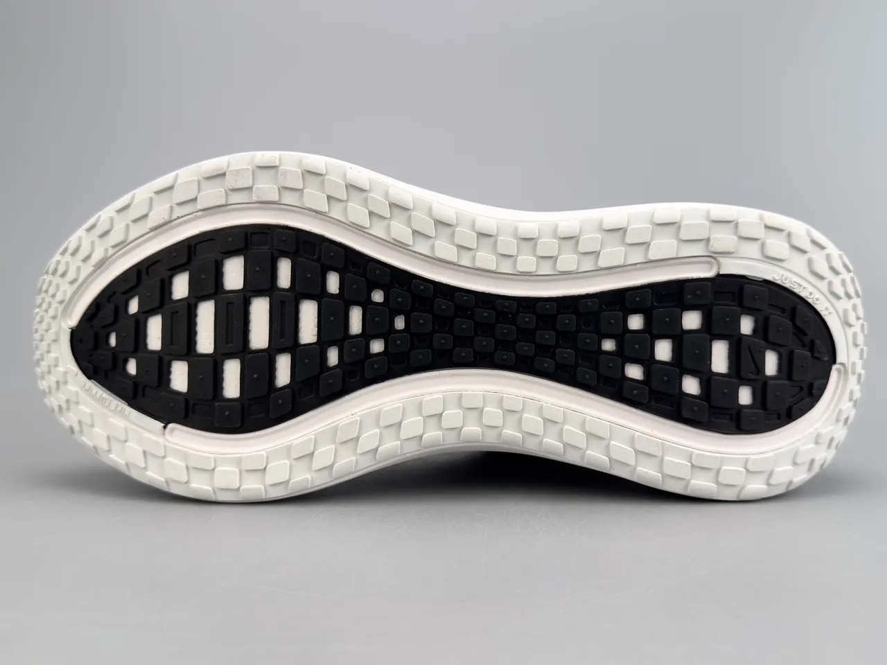 Nike Invincible Run أبيض رمادي شبكة هندسية علوية طول كامل ZoomX التخميد أحذية الجري 5