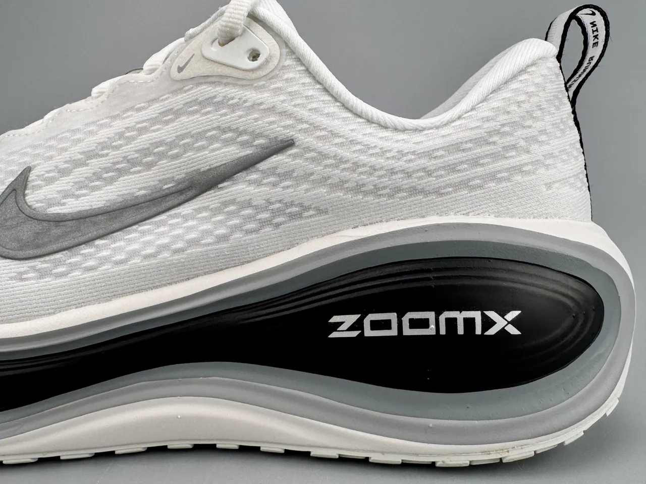 Nike Invincible Run أبيض رمادي شبكة هندسية علوية طول كامل ZoomX التخميد أحذية الجري 8