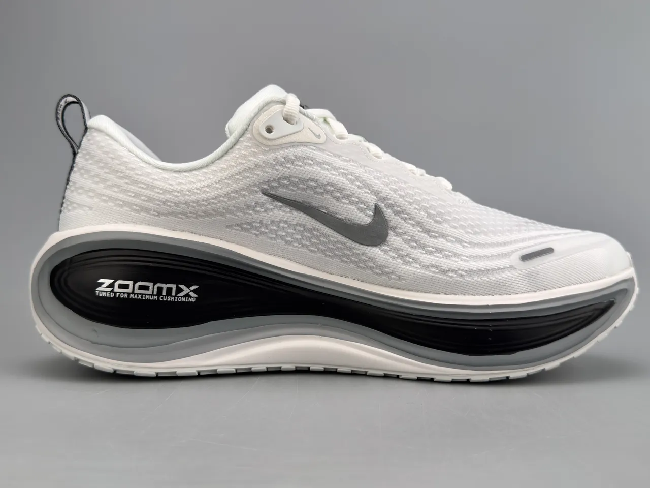 Nike Invincible Run أبيض رمادي شبكة هندسية علوية طول كامل ZoomX التخميد أحذية الجري 10