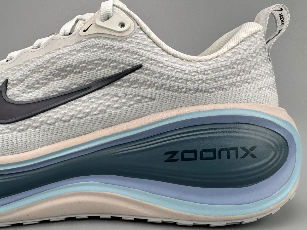 Nike Invincible Run White Navy Engineered Knit Upper Layered Wave Midsole Running Shoes 3