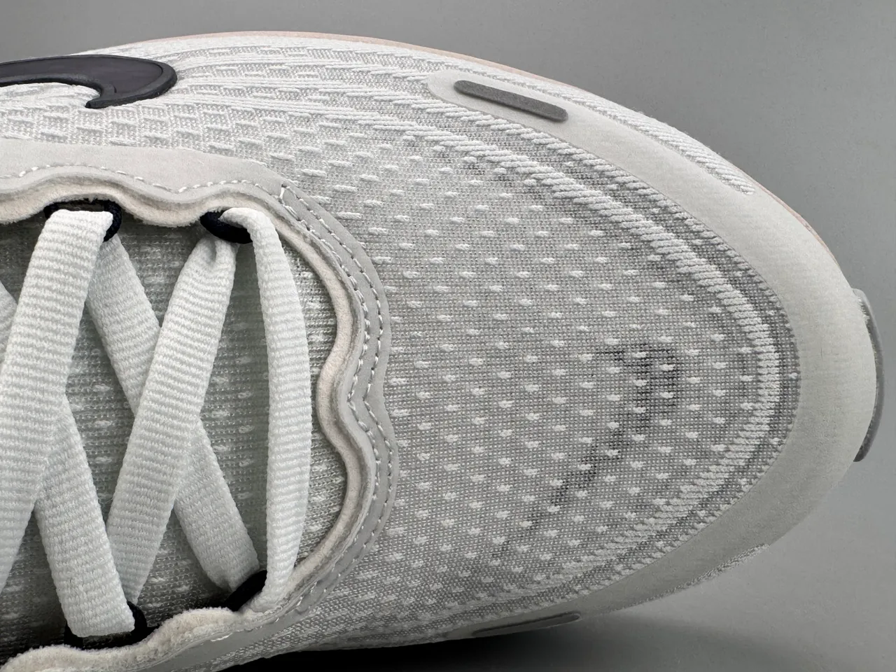 Nike Invincible Run White Navy Engineered Knit Upper Layered Wave Midsole Running Shoes 4